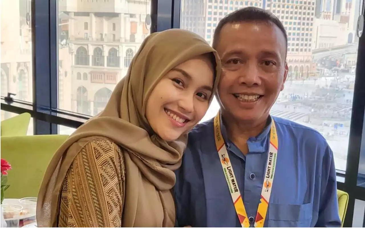 Ayah Ayu Ting Ting Terbaring Lemas di RS Hingga Tak Leluasa Tertawa Usai Lakukan Operasi, Sakit Apa?