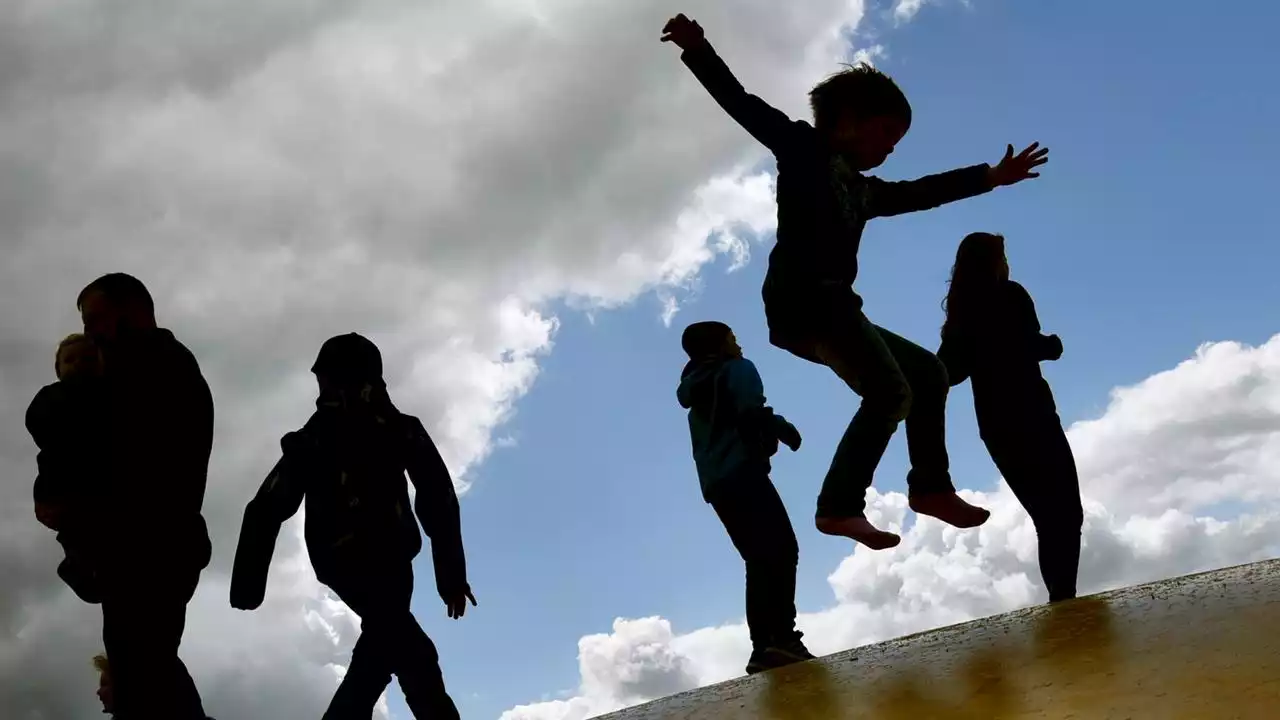 Rheinland-Pfalz: Wind reist Hüpfburg mit Kindern in die Luft