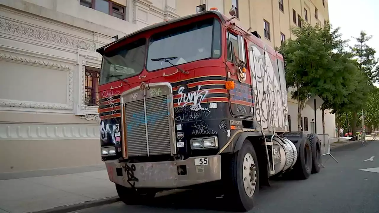 7 On Your Side: 17-ton truck abandoned on Brooklyn street for 2 years