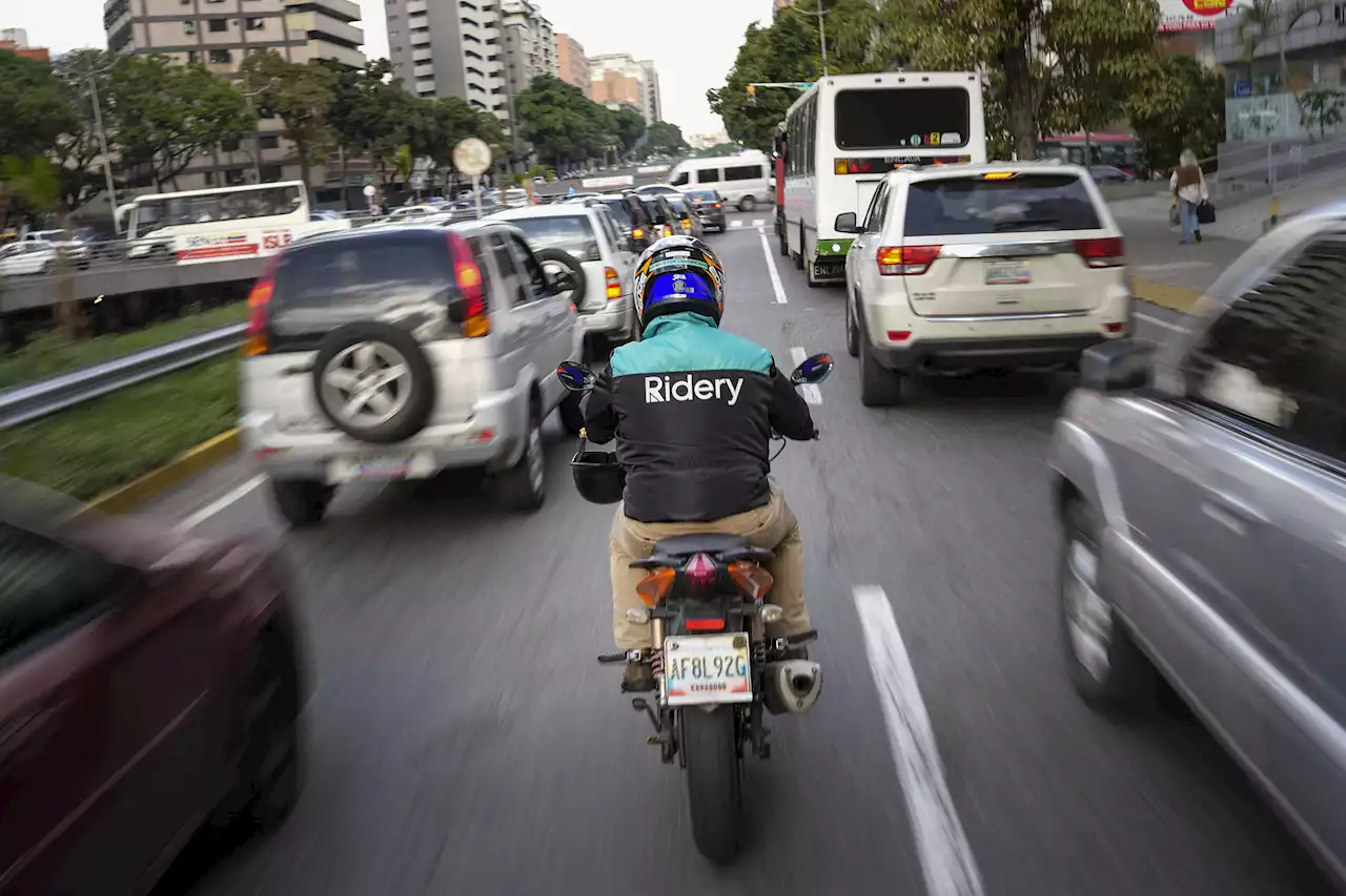 Ride-sharing apps rise in Venezuela as public transit decays