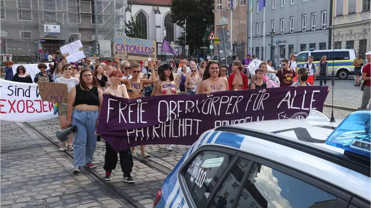 Oben-ohne-Demo: Nackte Brüste sorgen für Aufregung in der Innenstadt