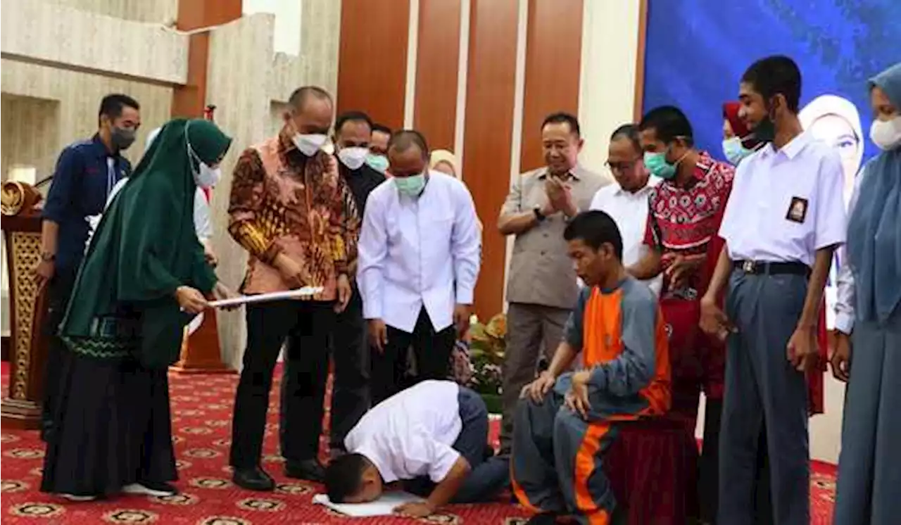 Mendapat E-KTP, Siswa Difabel di Makassar Sujud Syukur