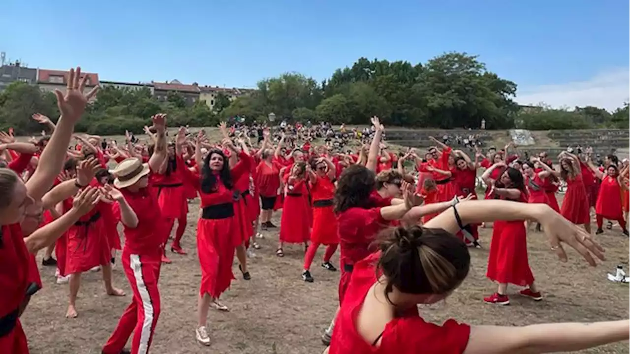 Kate-Bush-Fans zelebrieren 'Wuthering Heights Day' im Görlitzer Park