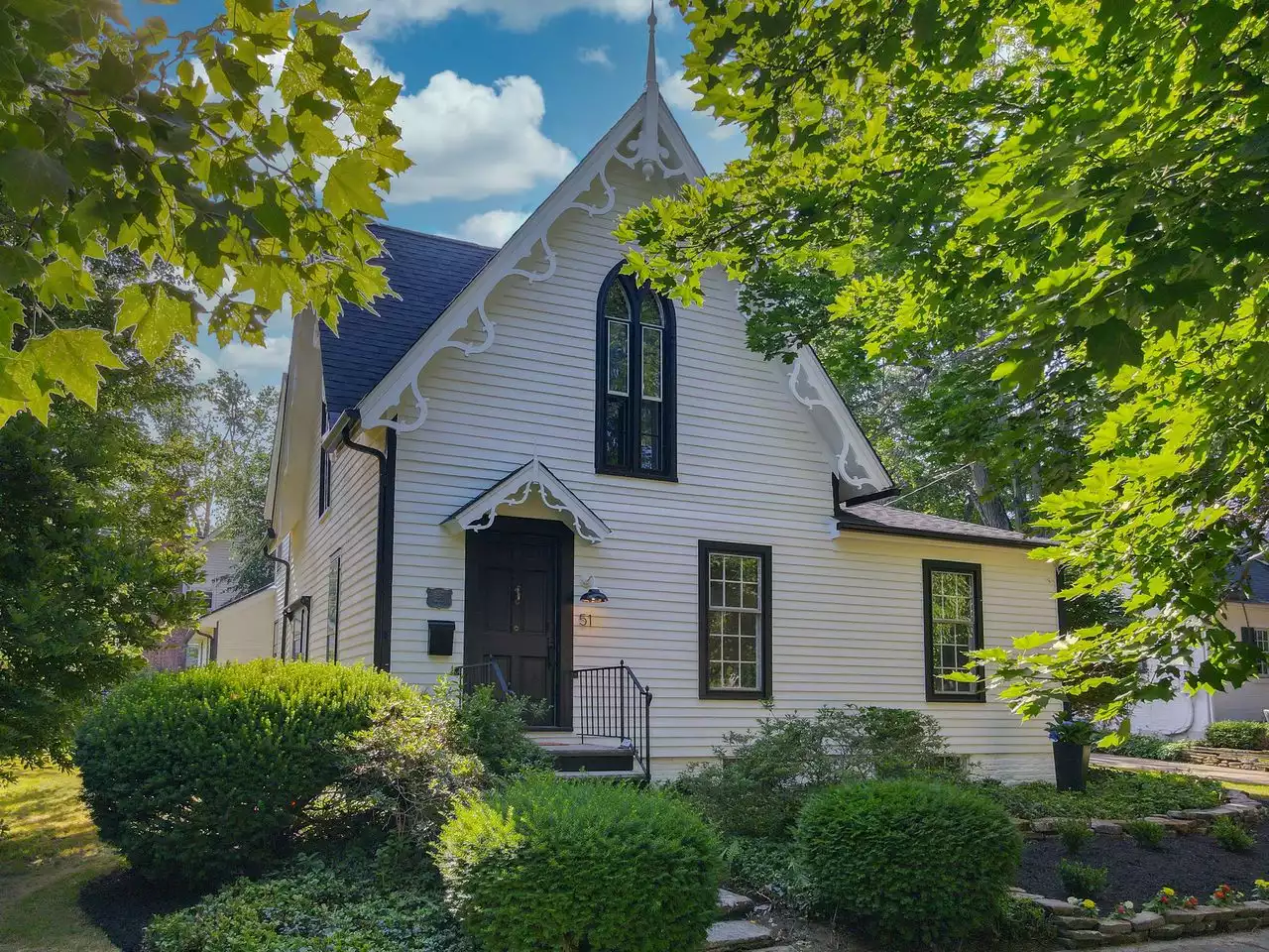 Friends renovate century home in Chagrin Falls with California cool: House of the Week