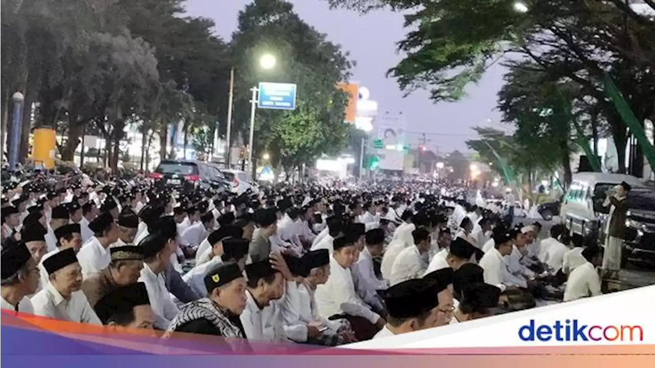 Rayakan Tahun Baru Islam, Ribuan Warga Kota Kediri Doa Bersama di Alun-Alun