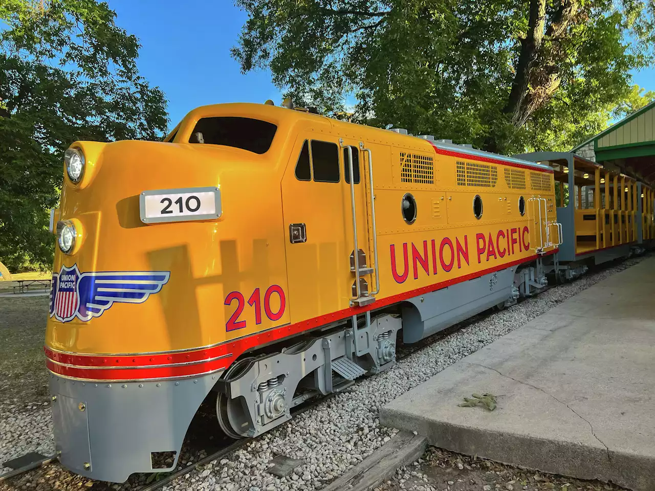 After Mary Barrett train retirement, San Antonio Zoo Train welcomes new Union Pacific model