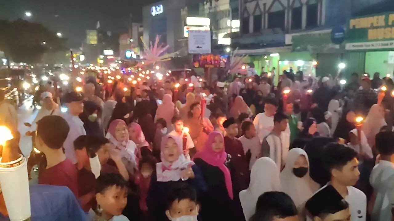 Ribuan Peserta Pawai Obor Padati Jalan Margonda Raya Kota Depok