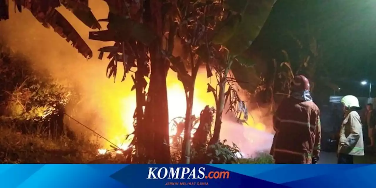 Diduga akibat Puntung Rokok Dibuang Sembarangan, Lahan Bambu Depan Perumahan di Salatiga Terbakar