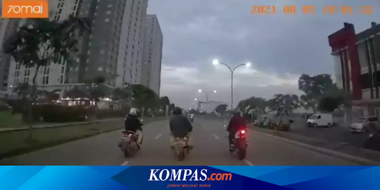 Pengendara Motor Saling Ngobrol di Jalan, Malah Bikin Celaka