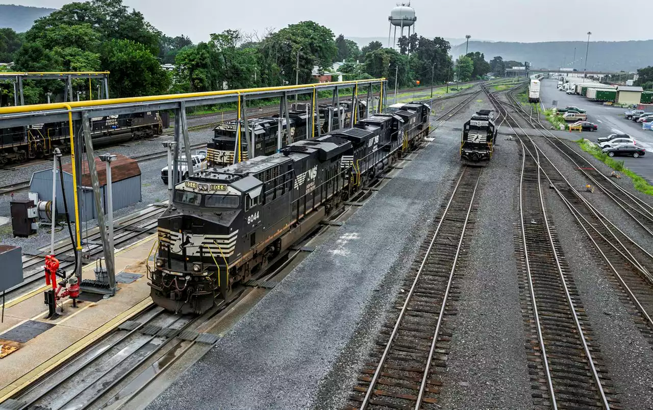 Norfolk Southern increases conductor trainee pay to $25 per hour in addition to $5K starting bonuses