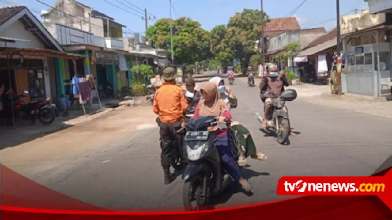 BPBD Jember Bagikan Masker pada Warga Terdampak Abu Gunung Raung