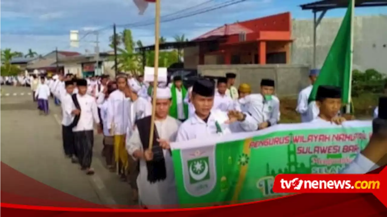 Meriahkan Tahun Baru Islam Ratusan Santri Pawai Keliling Kampung