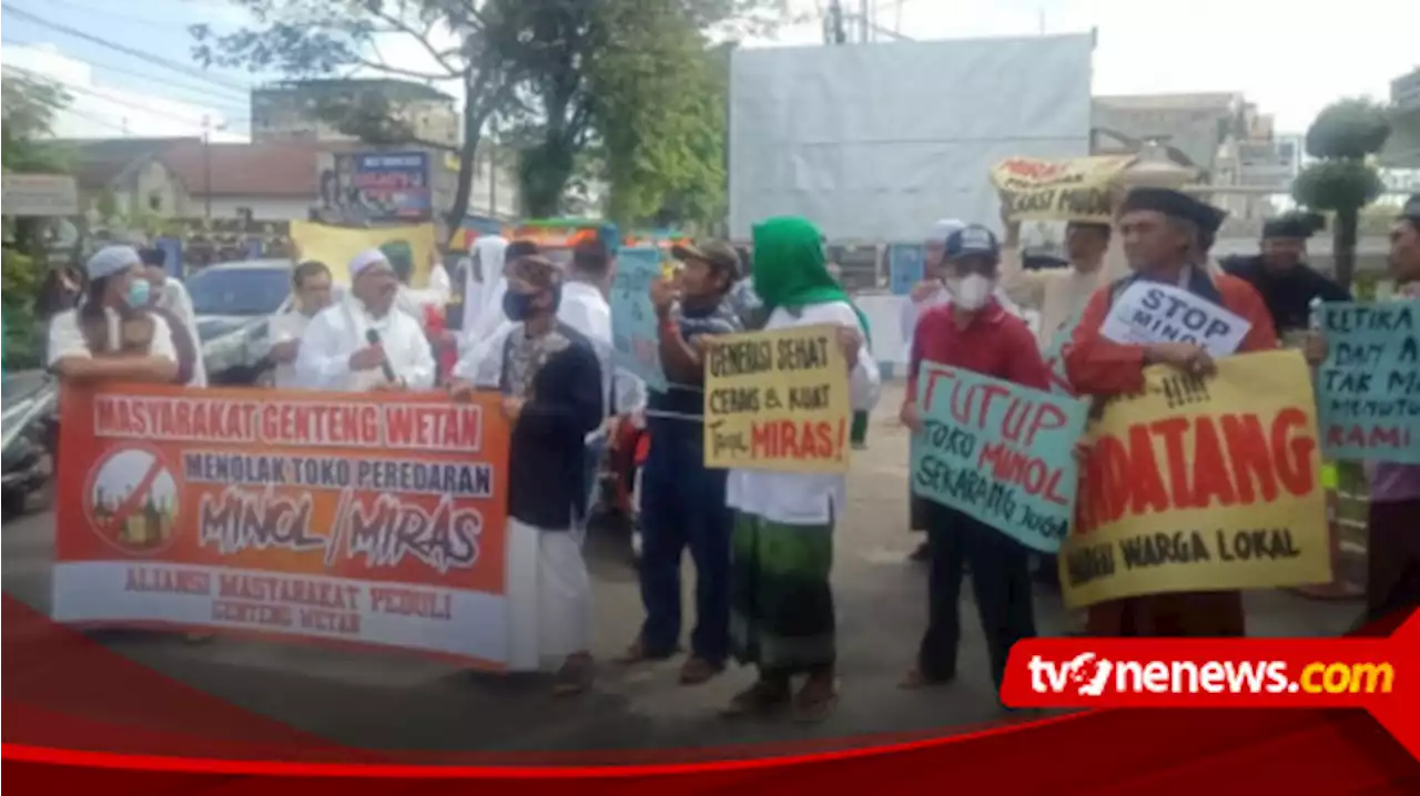 Toko Miras Buka di Dekat Masjid, Ratusan Warga di Banyuwangi Gelar Aksi Protes