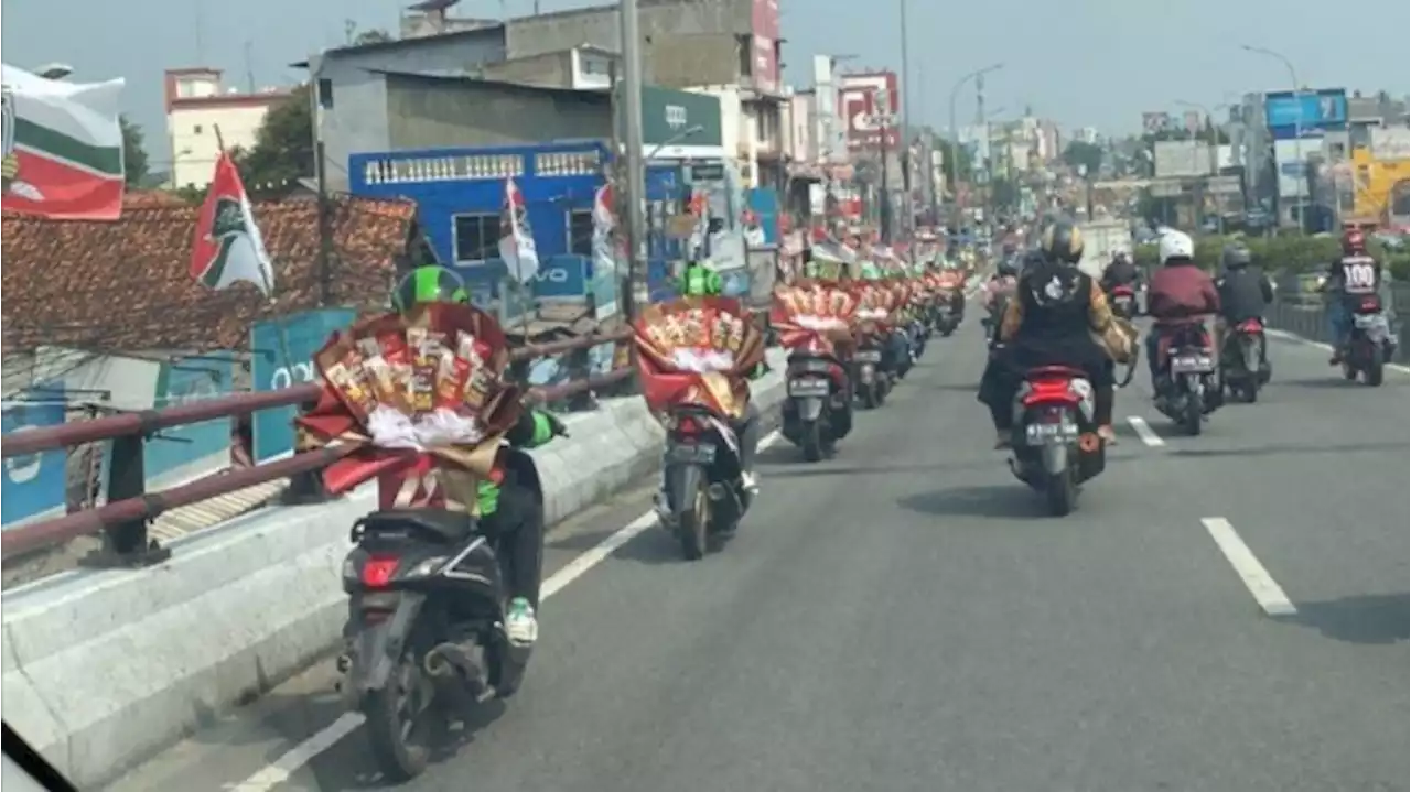 Viral, Rombongan Ojol Emak-emak Bikin Heboh Jalan Raya