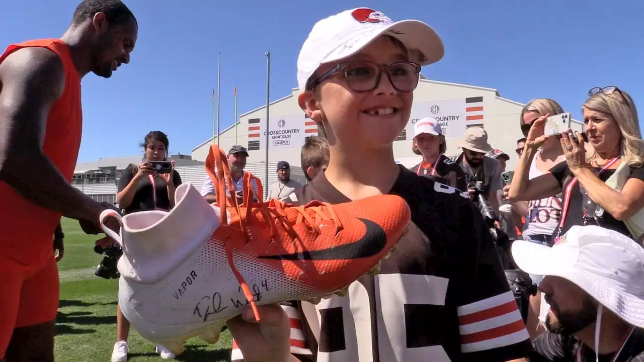 Watch Deshaun Watson give autographed cleats to 2 young fans who played him in rock, paper, scissors