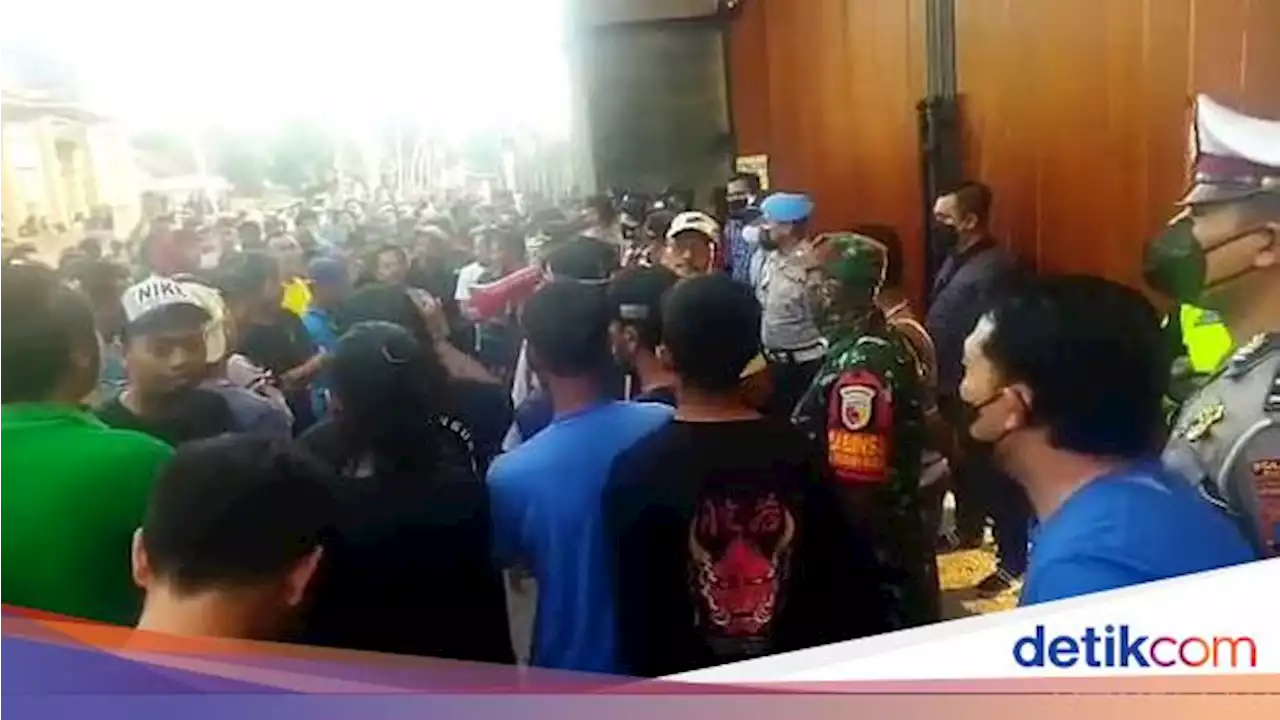 Demo Padepokan Gus Samsudin Blitar Sempat Diwarnai Saling Dorong