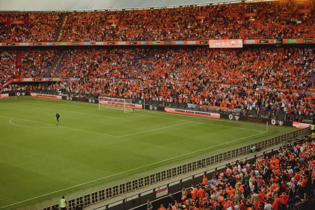 Keseruan Fans Indonesia Di Markas Timnas Belanda | Goal.com Indonesia