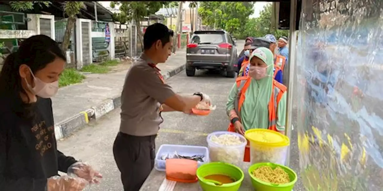 Kisah Kompol Emil Eka Sisihkan Gaji Bikin Warung Makan Gratis Warga Miskin Pekanbaru | merdeka.com