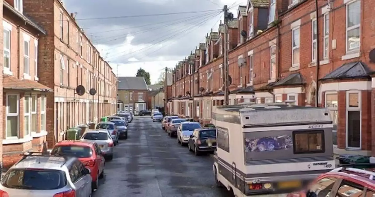 shopkeeper chases after two men who stole alcohol and cigarettes