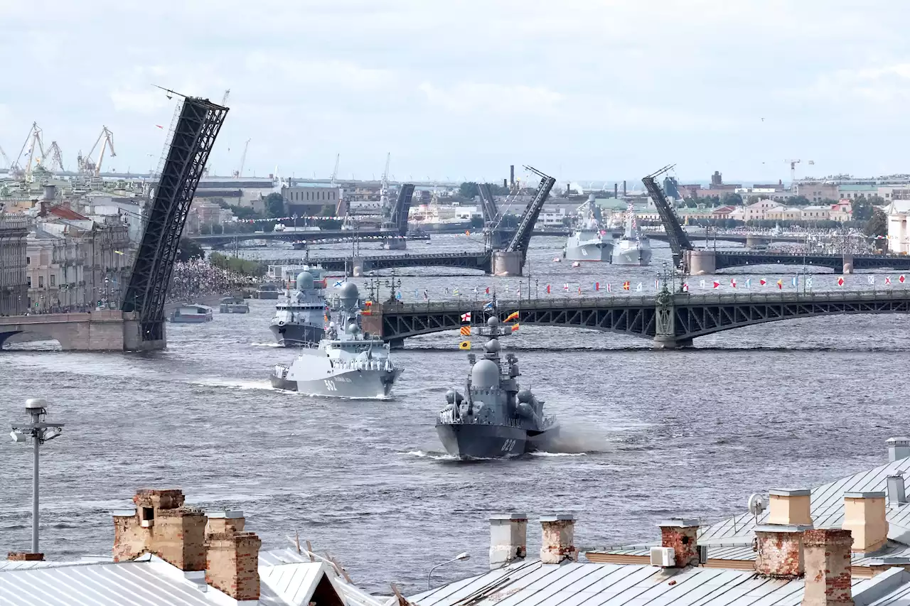 Видеотрансляция: Главный военно-морской парад в Санкт-Петербурге и Кронштадте - Российская газета