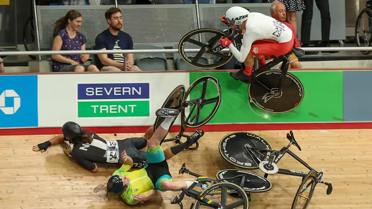 Fan 'covered in blood' as England cyclist crashes into crowd during Commonwealth Games final lap