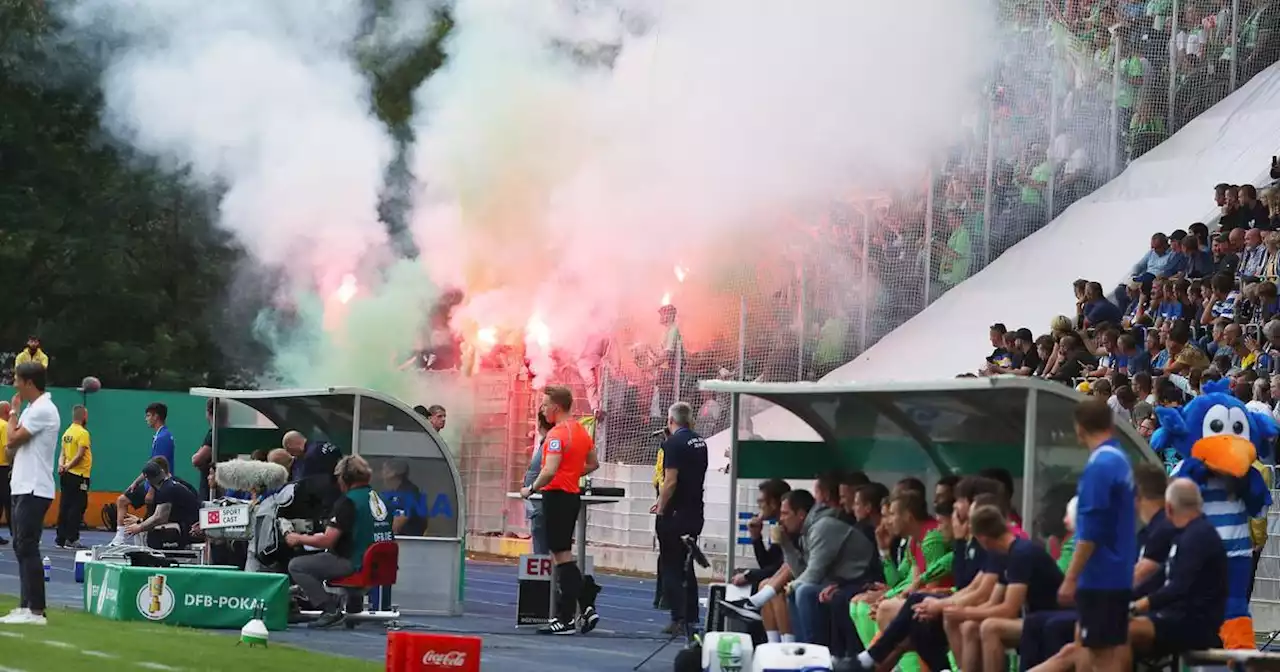 Eklat im DFB-Pokal: Profis vom VfL Wolfsburg von Jena-Fans attackiert