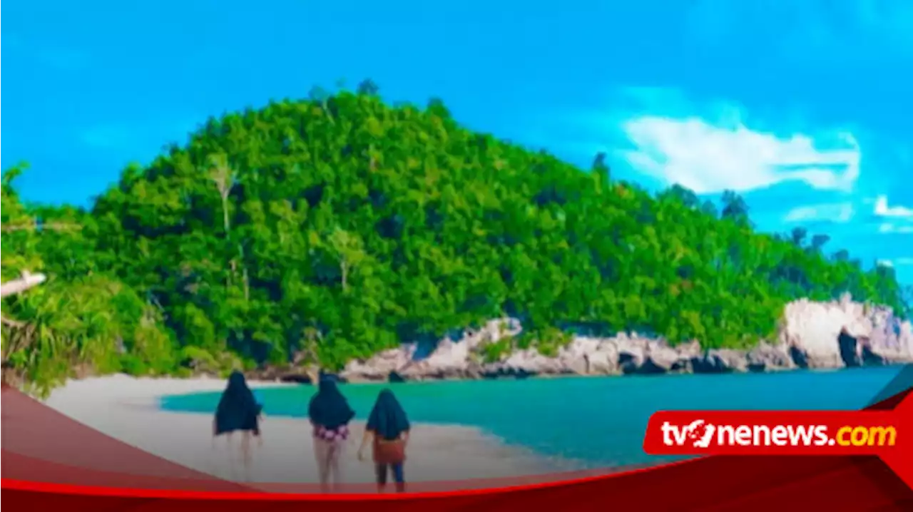 Indahnya Pantai Langkera Kayoa Barat, Pasirnya Warna Putih dan Air Lautnya Warna Biru Toska