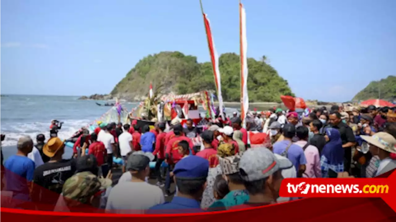 Pertama Pasca Pandemi, Warga di Lampon Banyuwangi Kembali Gelar Ritual Petik Laut dengan Meriah