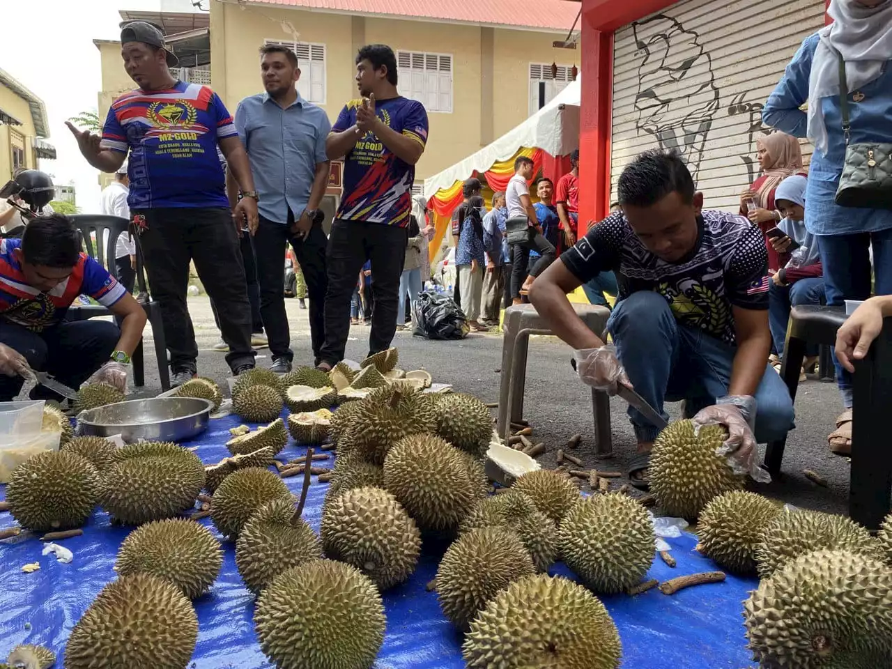 Belanja 1.2 tan durian sempena hari lahir