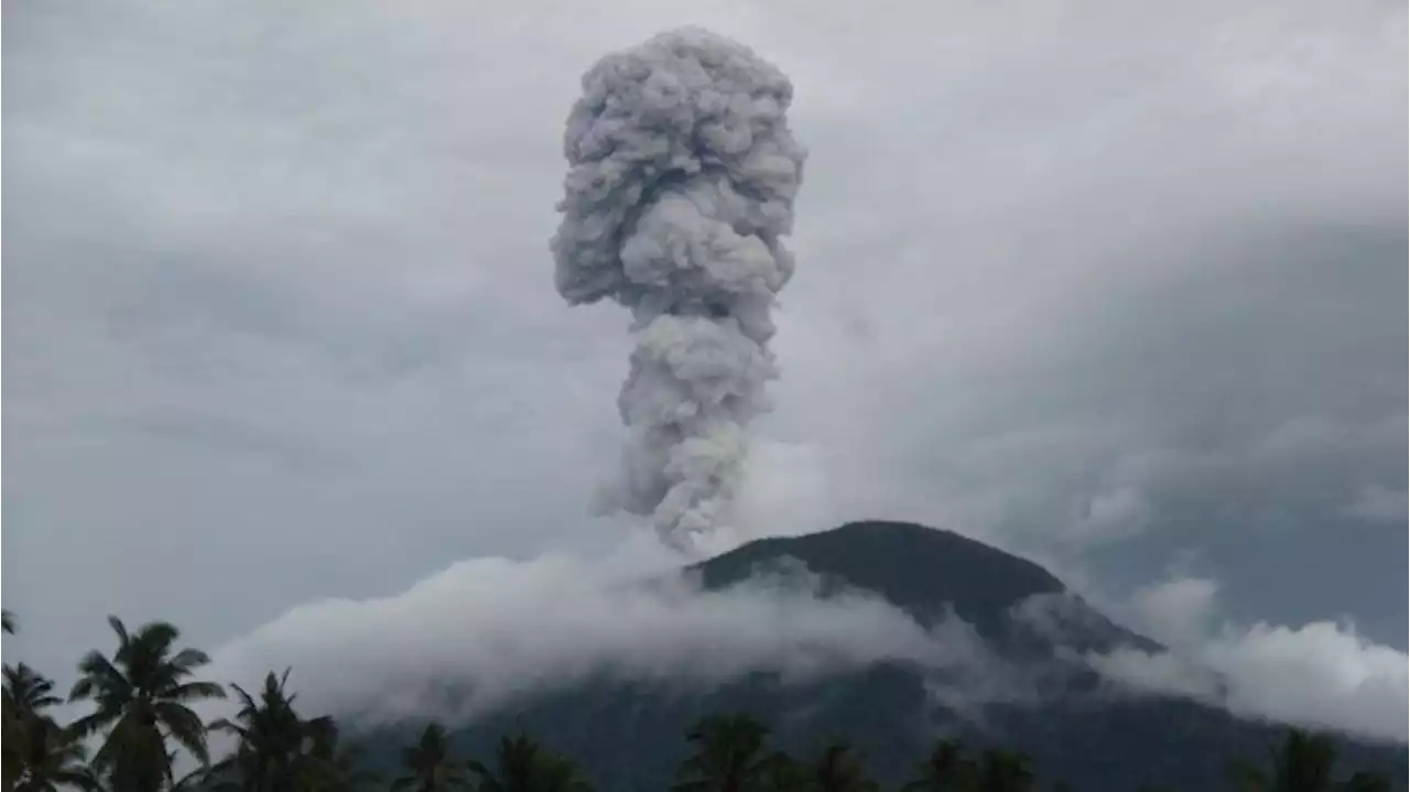 Gunung Ibu Maluku Utara Erupsi, Warga Diminta Jauhi Radius 3,5 Km