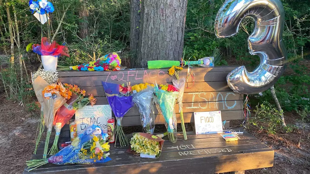 Friends of 16-year-old who drowned in Lake Houston mourn near the water