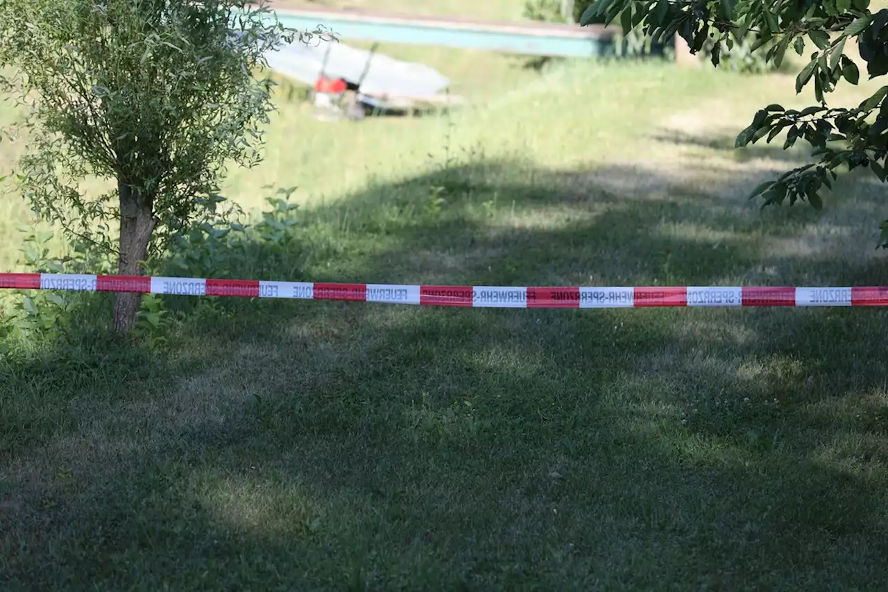 Tod beim Rasenmähen: Mann stürzt im Garten in Erdloch und stirbt