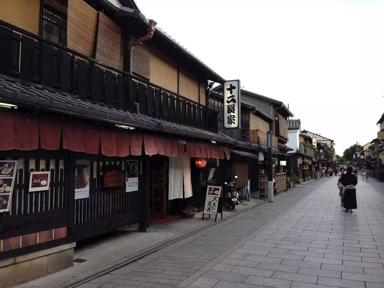 Kyoto's love-hate relationship with tourists endures as yen weakens - BusinessWorld Online