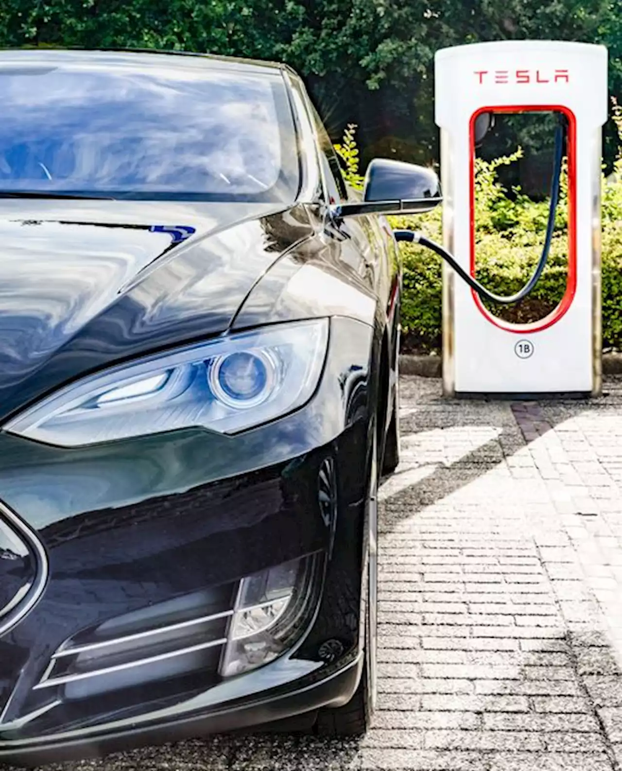 Going for a coffee and a charge — you might soon be seeing EV chargers at restaurants and retailers