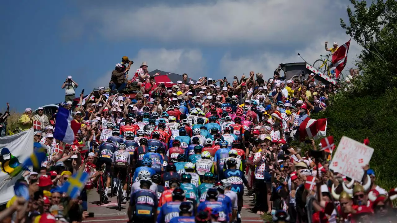 Tour-peloton geniet van start in Denemarken: 'Nog nooit zoiets meegemaakt'