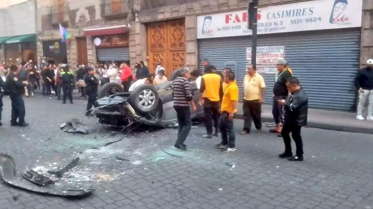 Un auto cayó desde el techo de un estacionamiento en el Centro Histórico, una persona murió