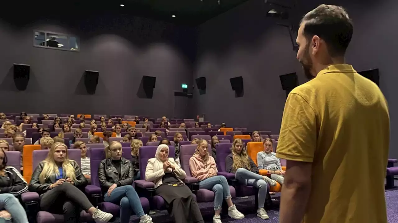 Leerlingen uit Assen krijgen les over vluchtelingen: 'Ik werd er emotioneel van'