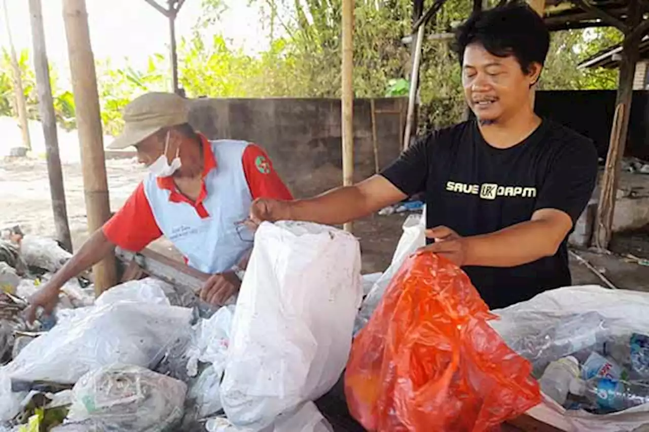 Inovatif, Warga Boyolali Olah Sampah Plastik Jadi Bahan Bangunan