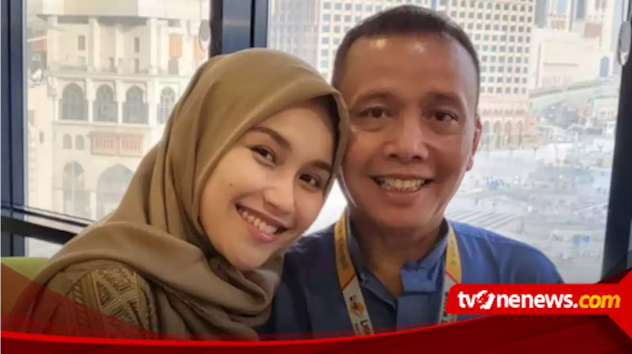 Baru Pulang Umrah Langsung Dilarikan ke Rumah Sakit, Ayu Ting Ting Bagikan Kondisi Terkini Ayahnya Pasca Operasi Hernia