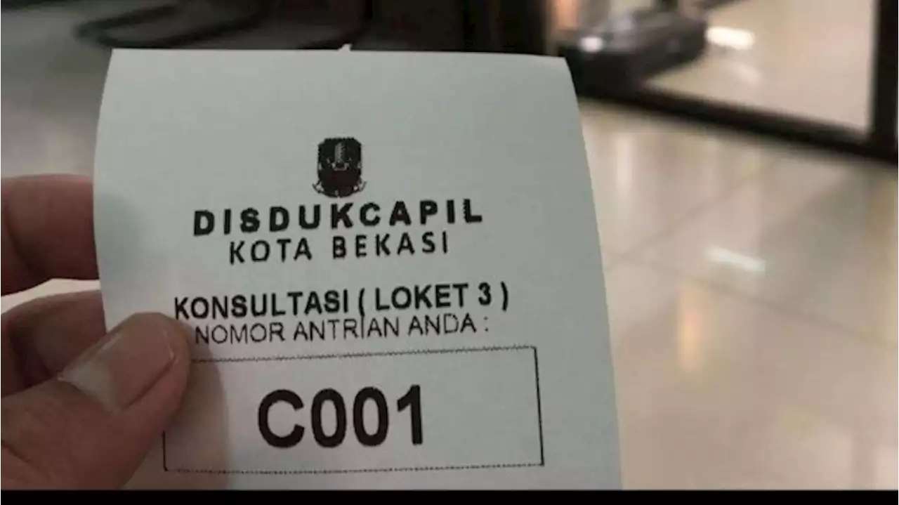 Viral Curhatan Warga Bekasi Tak Bisa Cetak KTP, Pegawai Sibuk Catokan