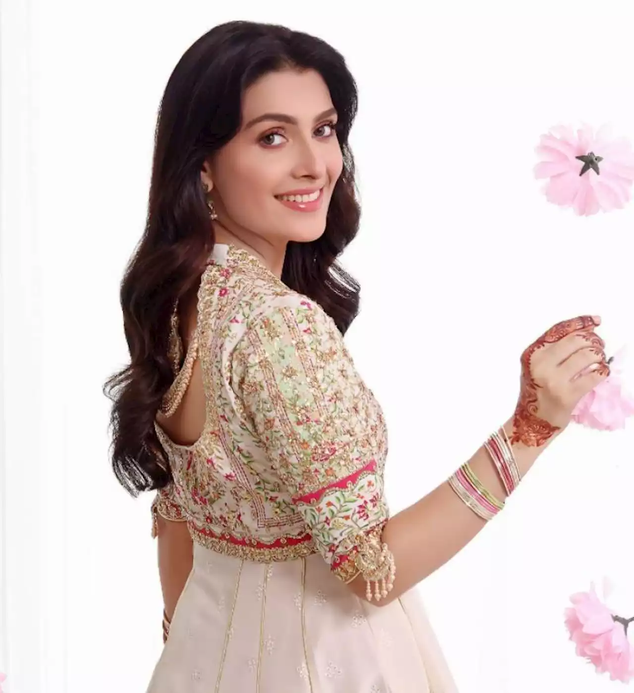 ‘Beauty in pink’ Ayeza Khan enthralls fans
