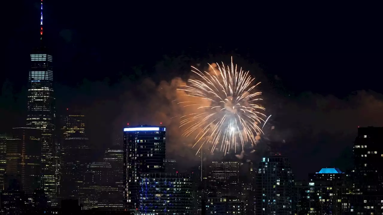 Macy's 4th of July fireworks dazzle night sky over New York City