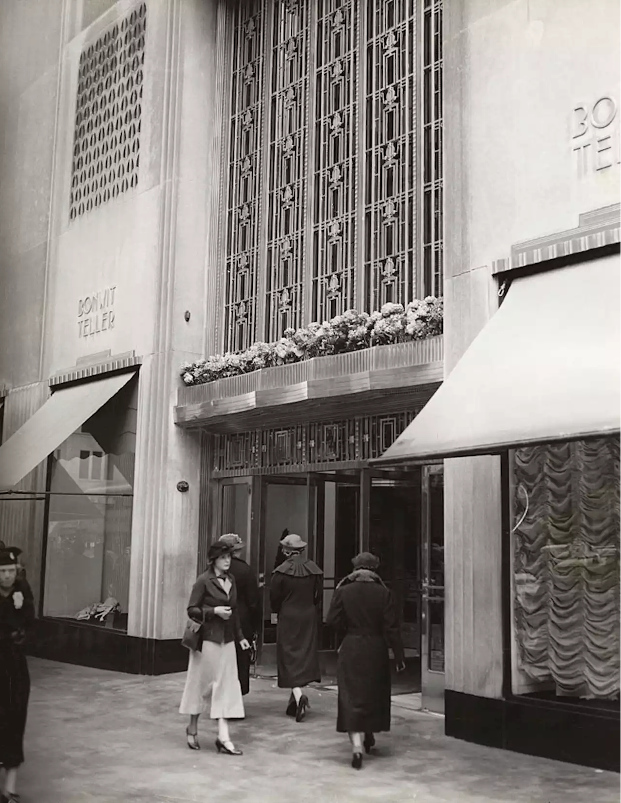 When Donald Trump Razed the Bonwit Teller Building, He Promised the Met Its Art Deco Friezes. A New Book Details How He Pulverized Them Instead | Artnet News