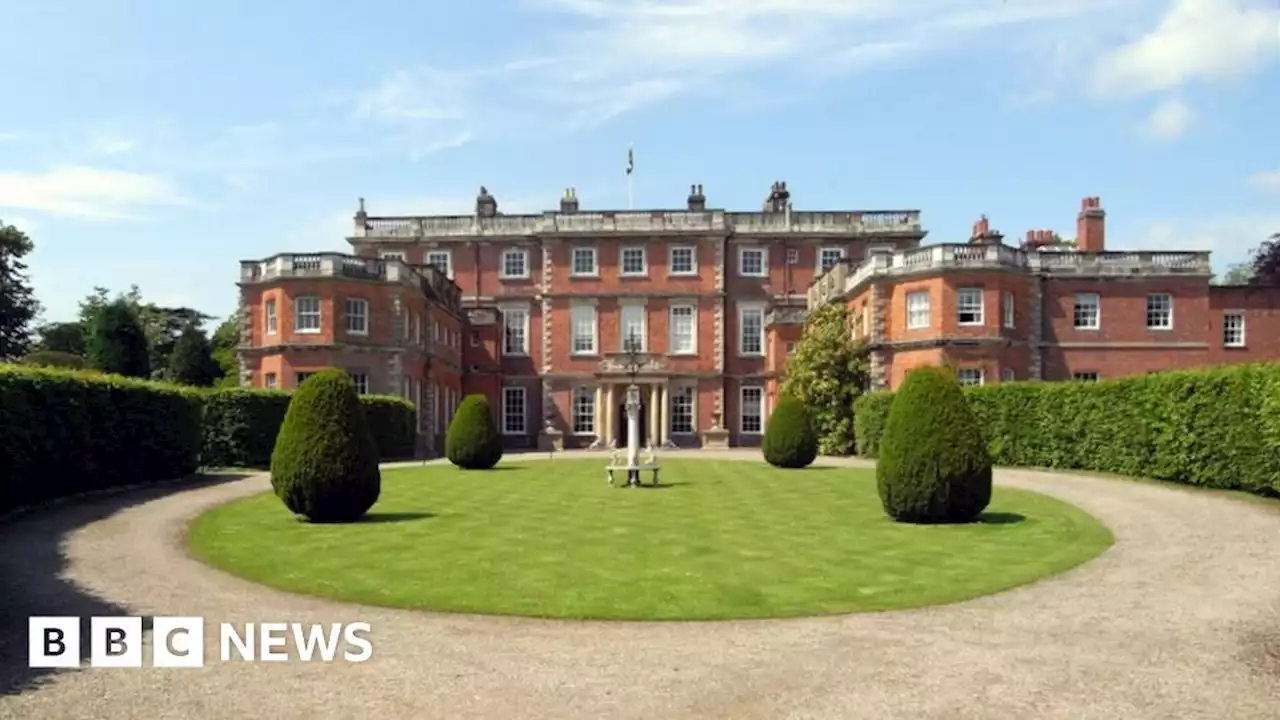 Newby Hall: Naked man approaches women at stately home