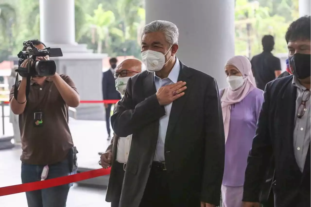 Court bins Zahid’s injunction bid against Dr Mahathir in defamation suit