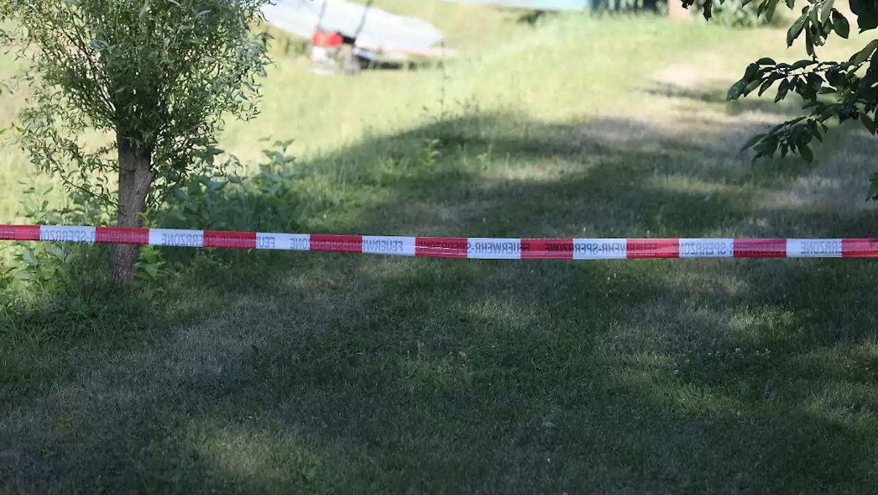 Mann stürzt beim Rasenmähen in Loch und stirbt