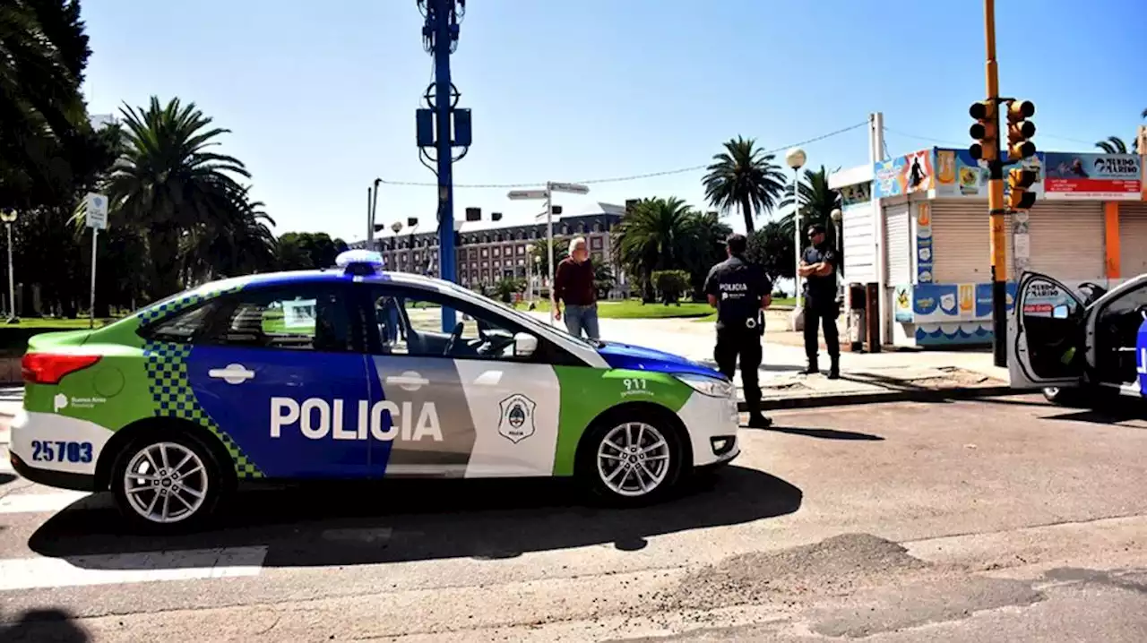 Delincuentes intentaron robar un auto mientras los dueños estaban en el interior esperando el remolque