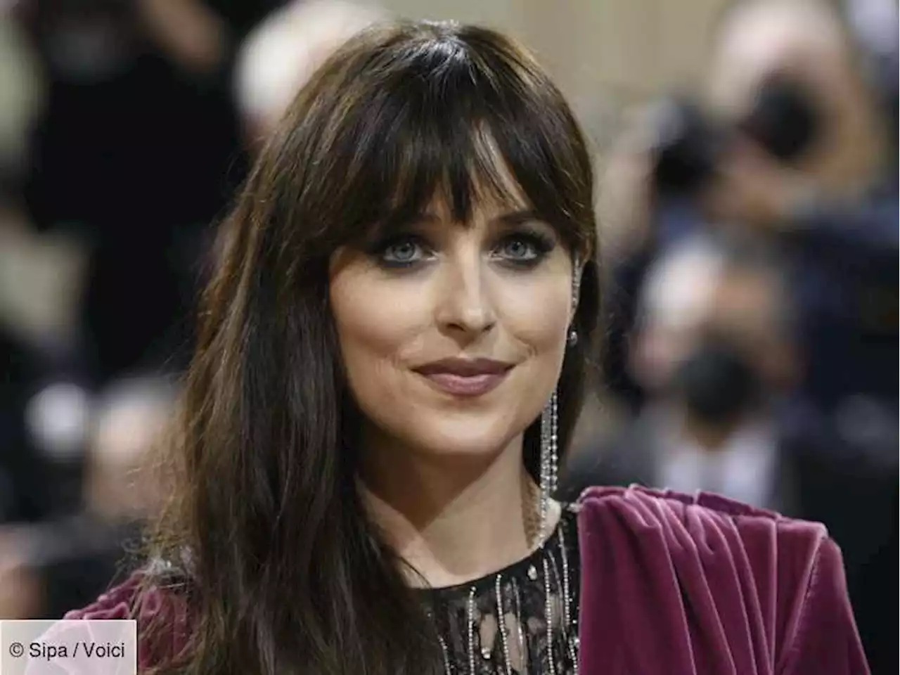 « Sortez-moi de là » : Dakota Johnson très gênée par une vidéo d'elle avec Johnny Depp qui refait surface - Voici