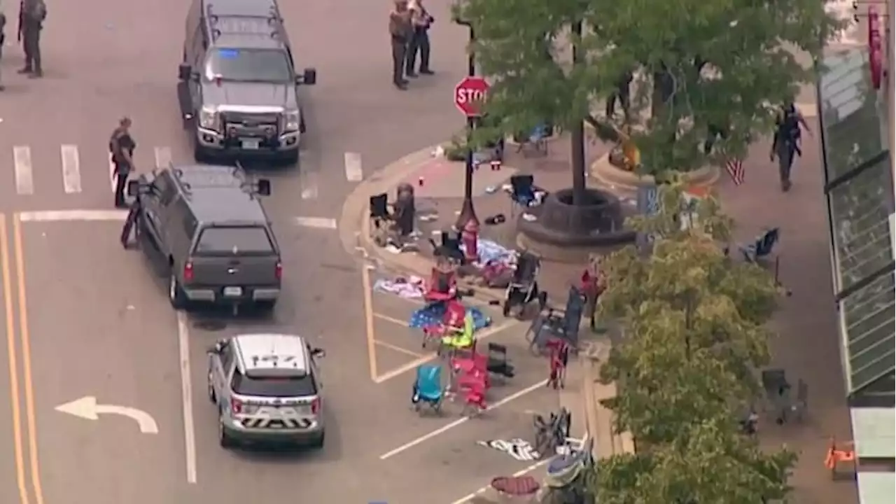 6 dead, 30 hurt in shooting at Chicago-area July 4 parade