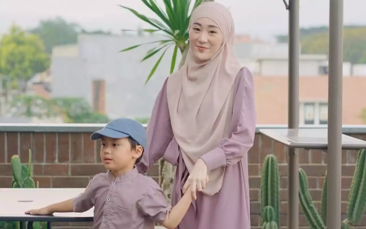 Anak Larissa Chou Banting Barang Saat Tantrum, Sikap Baby Sitter 'Cubit' Telinga Tuai Kritikan